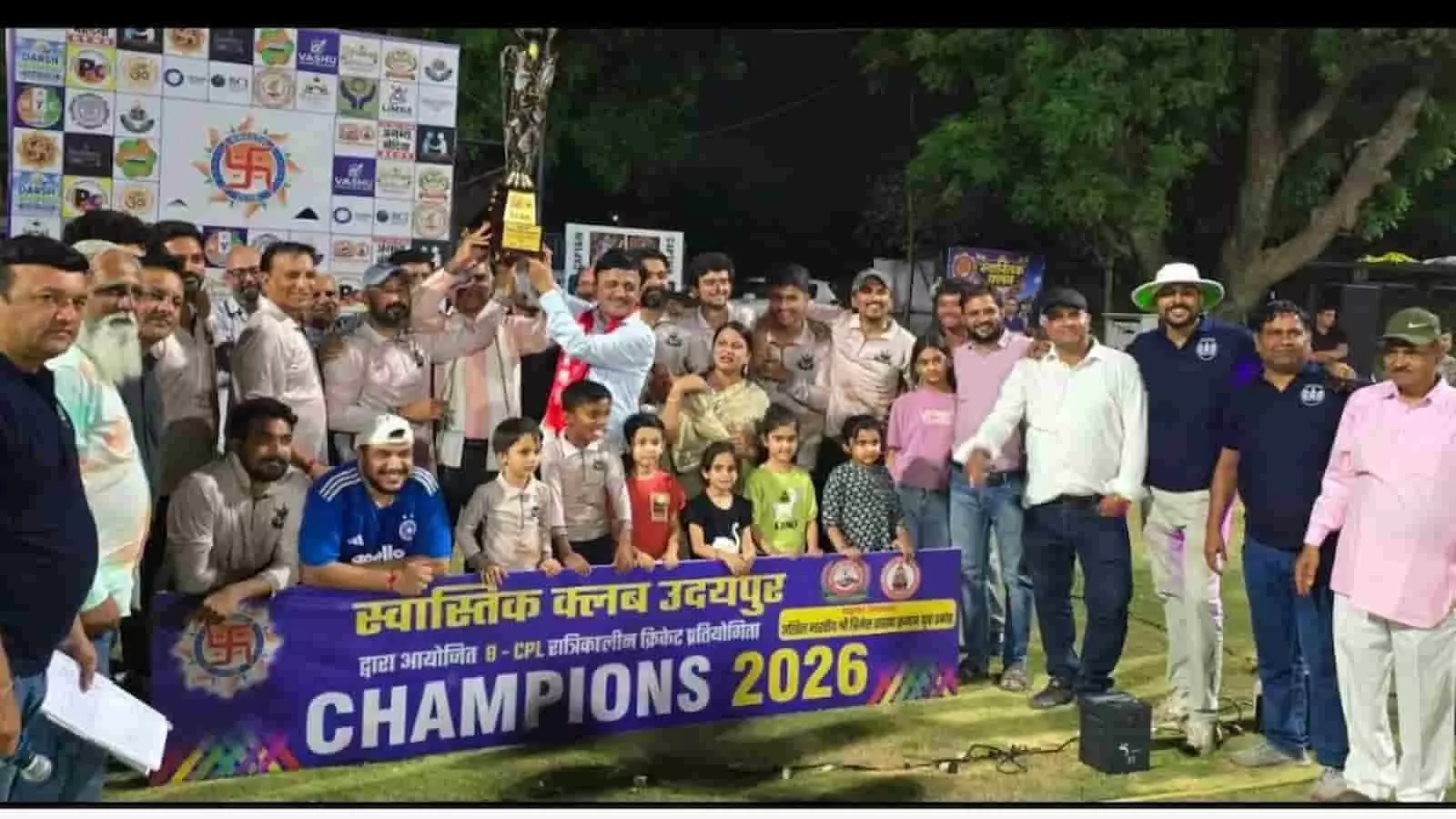 तस्वीर में विजेता टीम टीएमबीएस जवास के खिलाड़ी खेरवाड़ा में ट्रॉफी के साथ दिख रहे हैं। तस्वीर में विजेता टीम टीएमबीएस जवास के खिलाड़ी खेरवाड़ा में ट्रॉफी के साथ दिख रहे हैं।