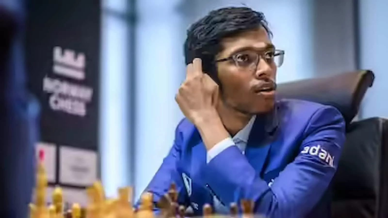 तस्वीर में प्रग्नानंदा आर. नॉर्वे में शतरंज खेलते हुए और टूर्नामेंट जीतते हुए। तस्वीर में प्रग्नानंदा आर. नॉर्वे में शतरंज खेलते हुए और टूर्नामेंट जीतते हुए।