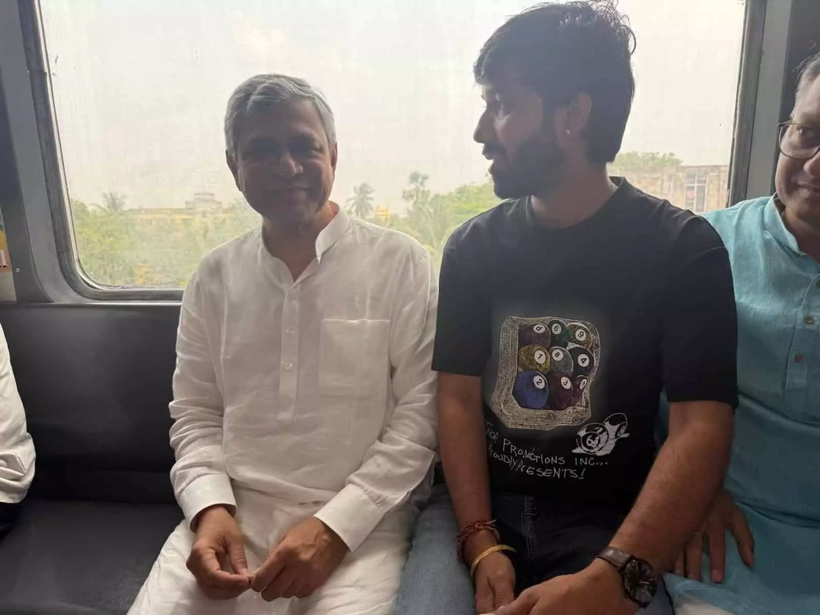 तस्वीर में केंद्रीय रेल मंत्री अश्विनी वैष्णव कोलकाता मेट्रो में यात्रियों से संवाद कर रहे हैं।