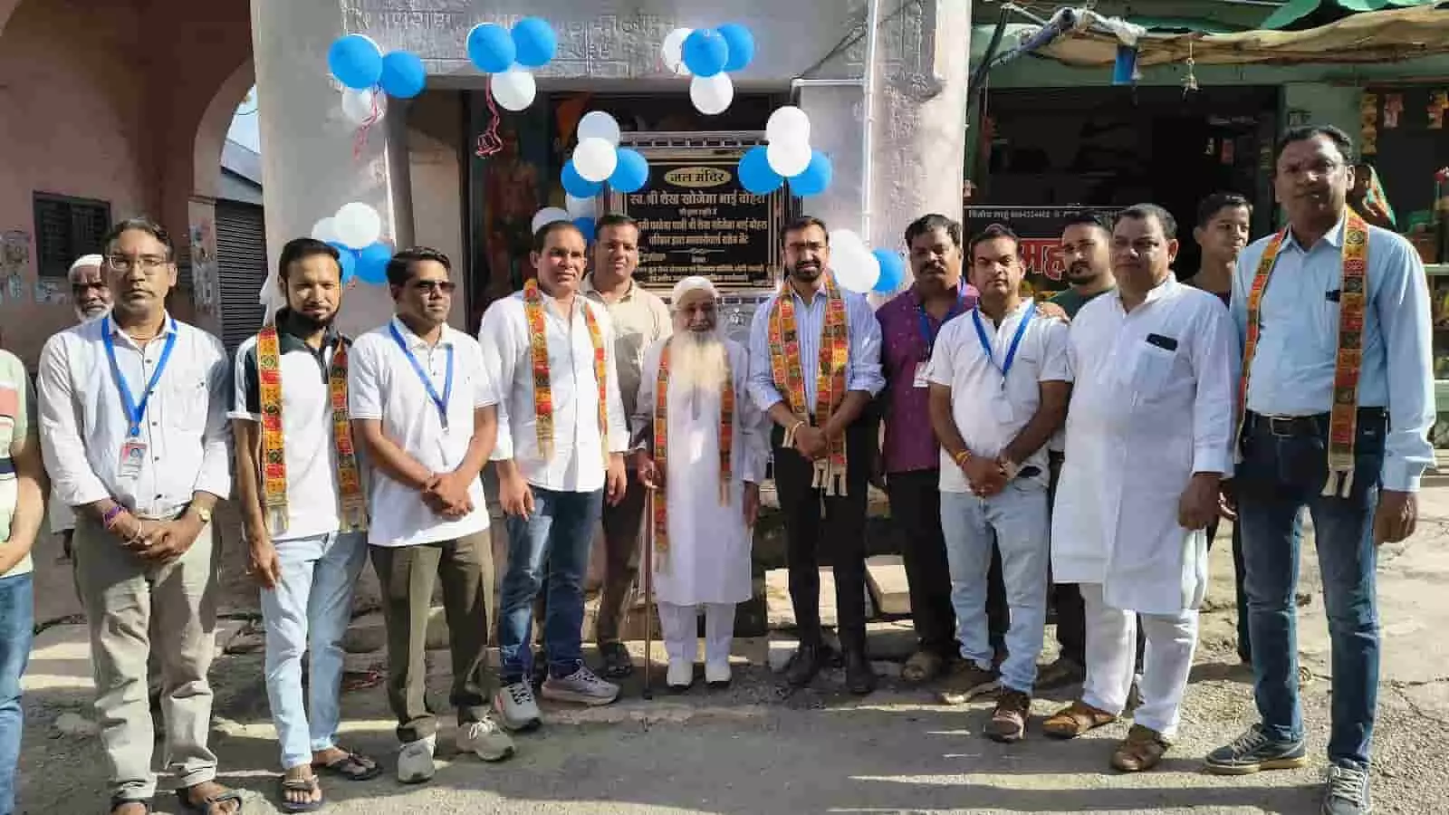 तस्वीर में छोटीसादड़ी स्थित नवनिर्मित जल मंदिर और उद्घाटन कार्यक्रम में उपस्थित अधिकारी दिख रहे हैं। तस्वीर में छोटीसादड़ी स्थित नवनिर्मित जल मंदिर और उद्घाटन कार्यक्रम में उपस्थित अधिकारी दिख रहे हैं।