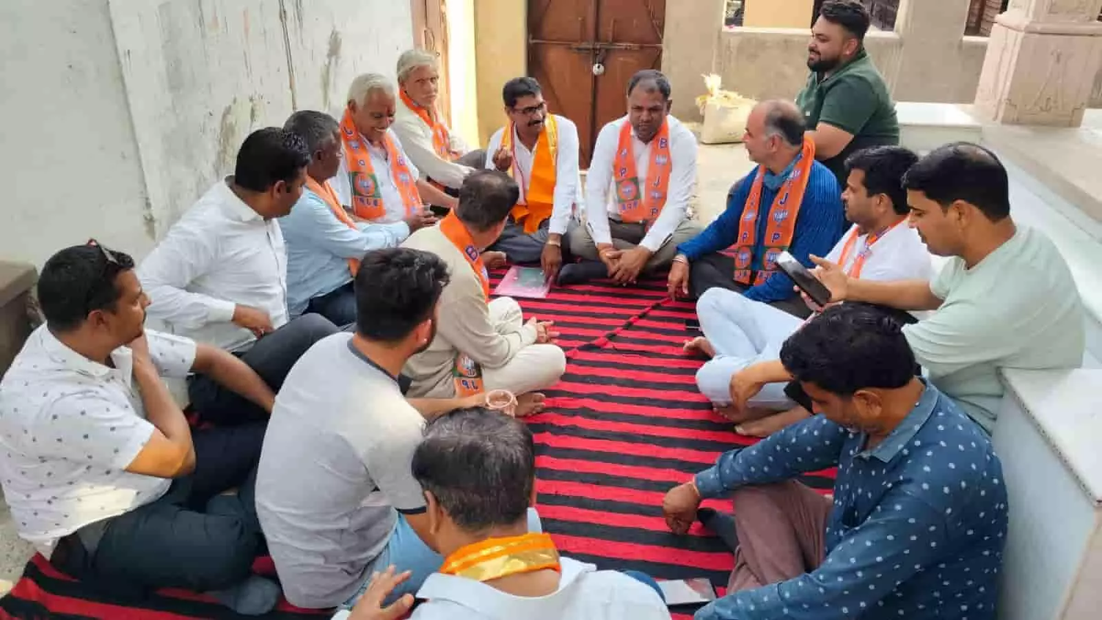 आकोला में आयोजित भाजपा बैठक में पदाधिकारी संगठन मजबूती पर चर्चा करते हुए। आकोला में आयोजित भाजपा बैठक में पदाधिकारी संगठन मजबूती पर चर्चा करते हुए।