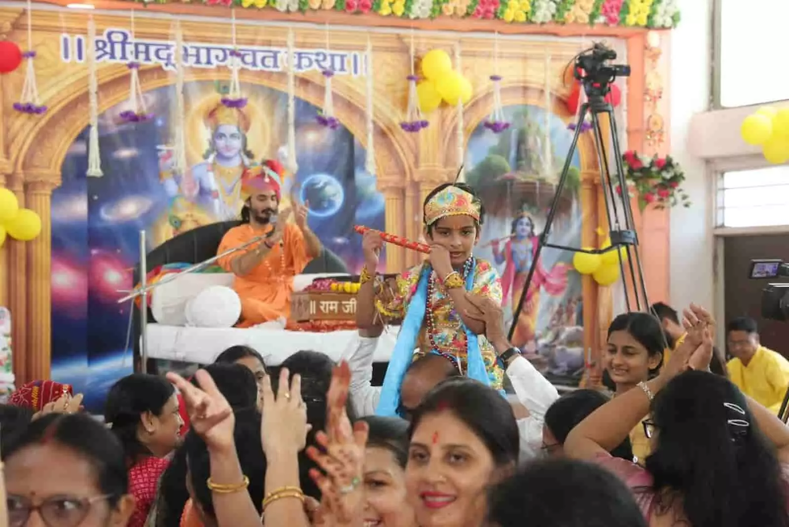 तस्वीर में भीलवाड़ा के महेश वाटिका में नंदोत्सव मनाते हुए श्रद्धालु दिख रहे हैं। तस्वीर में भीलवाड़ा के महेश वाटिका में नंदोत्सव मनाते हुए श्रद्धालु दिख रहे हैं।