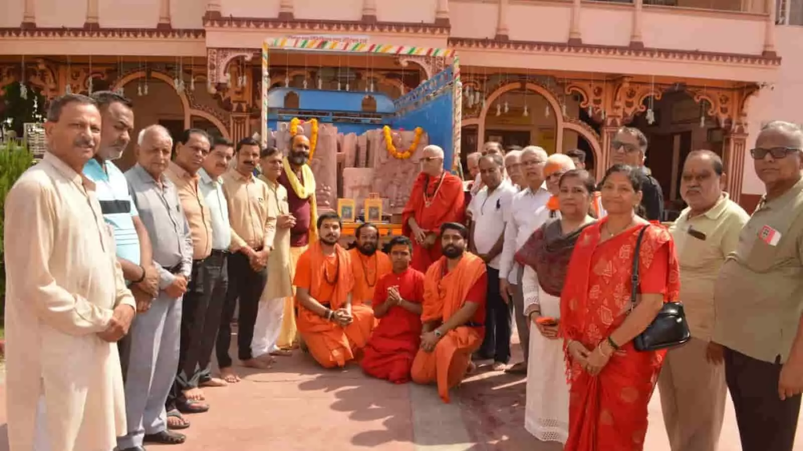 तस्वीर में भीलवाड़ा के हरि शेवा उदासीन आश्रम में उपस्थित संत और श्रद्धालु दिख रहे हैं। तस्वीर में भीलवाड़ा के हरि शेवा उदासीन आश्रम में उपस्थित संत और श्रद्धालु दिख रहे हैं।