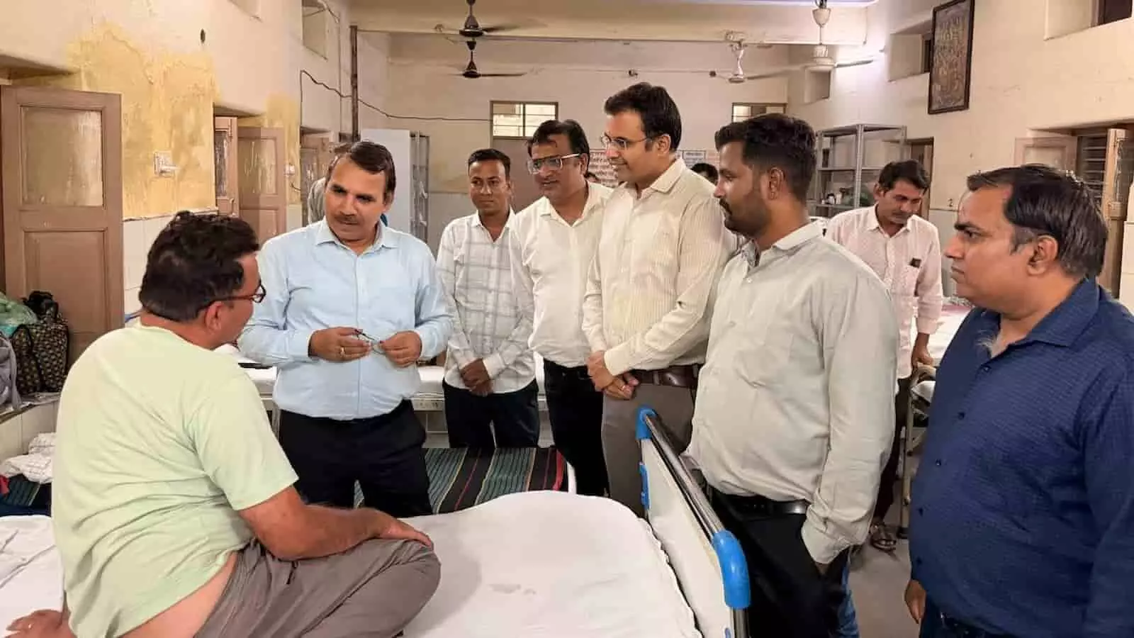 तस्वीर में उप शासन सचिव गोपाल परिहार ब्यावर के आयुष अस्पताल में मरीजों से बातचीत कर रहे हैं। तस्वीर में उप शासन सचिव गोपाल परिहार ब्यावर के आयुष अस्पताल में मरीजों से बातचीत कर रहे हैं।