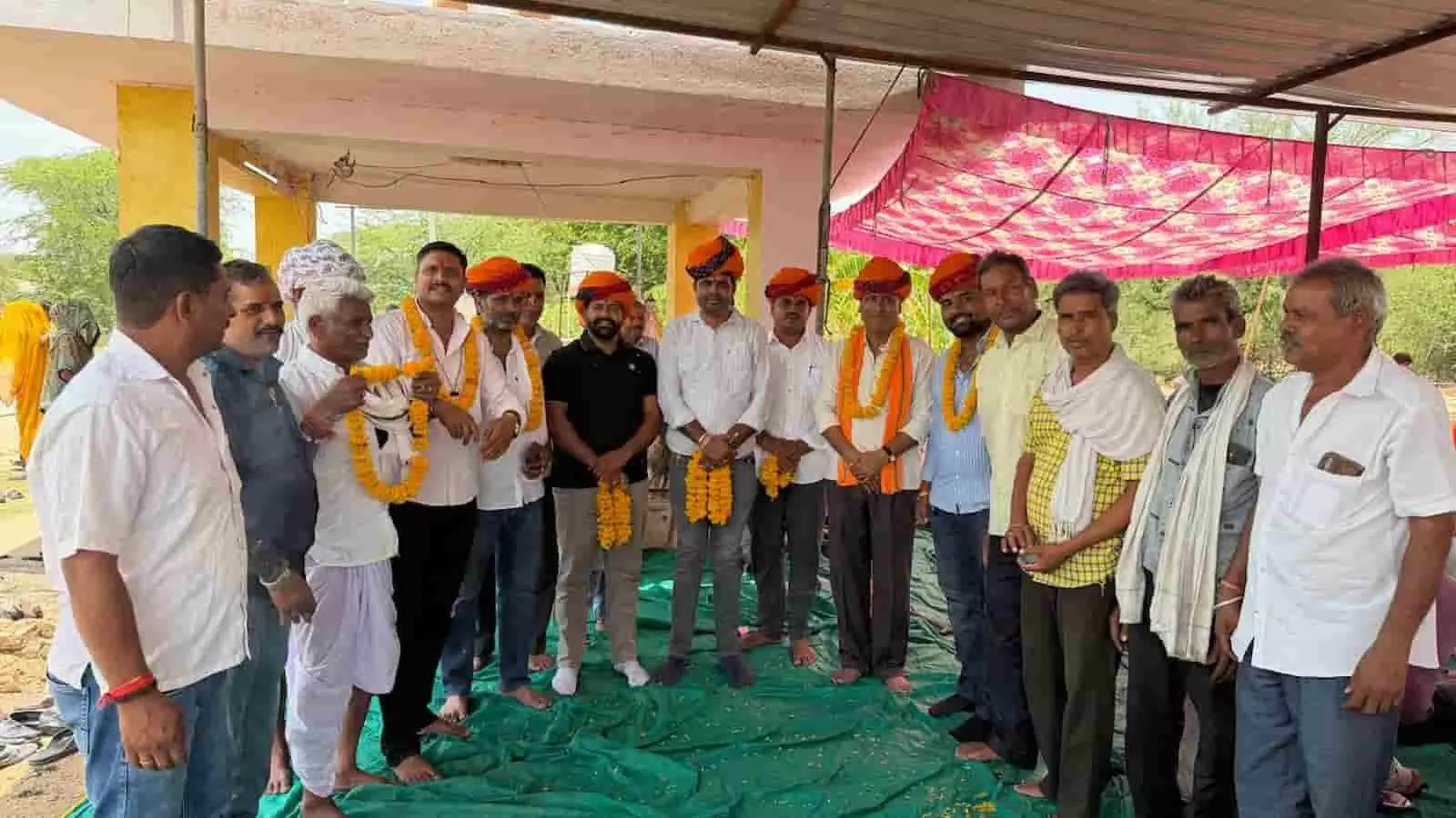 तस्वीर में बियाना गांव के राडाजी मंदिर परिसर में स्थानीय ग्रामीण और भाजपा पदाधिकारी मौजूद हैं। तस्वीर में बियाना गांव के राडाजी मंदिर परिसर में स्थानीय ग्रामीण और भाजपा पदाधिकारी मौजूद हैं।