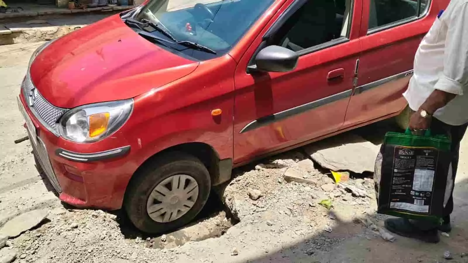 तस्वीर में आमेट-भीलवाड़ा मार्ग पर रामद्वारा मोड़ के पास क्षतिग्रस्त सड़क और गड्ढे में फंसी कार दिख रही है। तस्वीर में आमेट-भीलवाड़ा मार्ग पर रामद्वारा मोड़ के पास क्षतिग्रस्त सड़क और गड्ढे में फंसी कार दिख रही है।