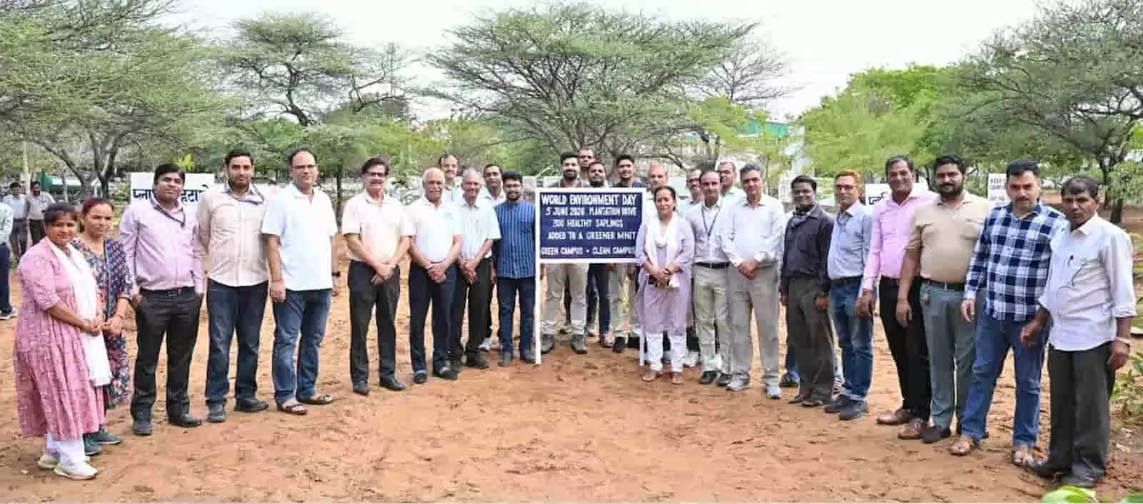 एमएनआईटी जयपुर परिसर में विश्व पर्यावरण दिवस पर वृक्षारोपण करते संस्थान के कर्मचारी और विद्यार्थी। एमएनआईटी जयपुर परिसर में विश्व पर्यावरण दिवस पर वृक्षारोपण करते संस्थान के कर्मचारी और विद्यार्थी।