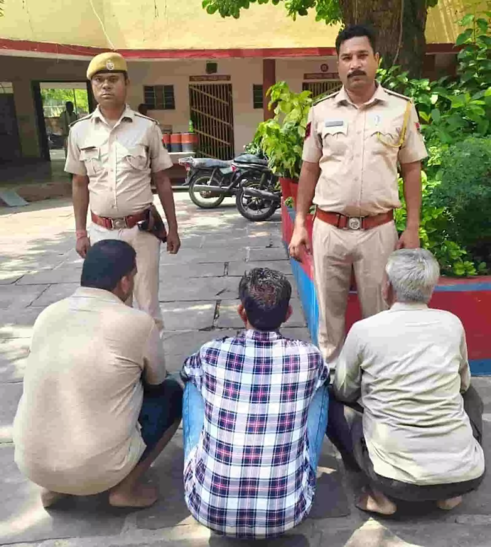 तस्वीर में पुलिस हिरासत में बैठे तीन तस्कर जिन्हें बारां पुलिस ने गिरफ्तार किया। तस्वीर में पुलिस हिरासत में बैठे तीन तस्कर जिन्हें बारां पुलिस ने गिरफ्तार किया।