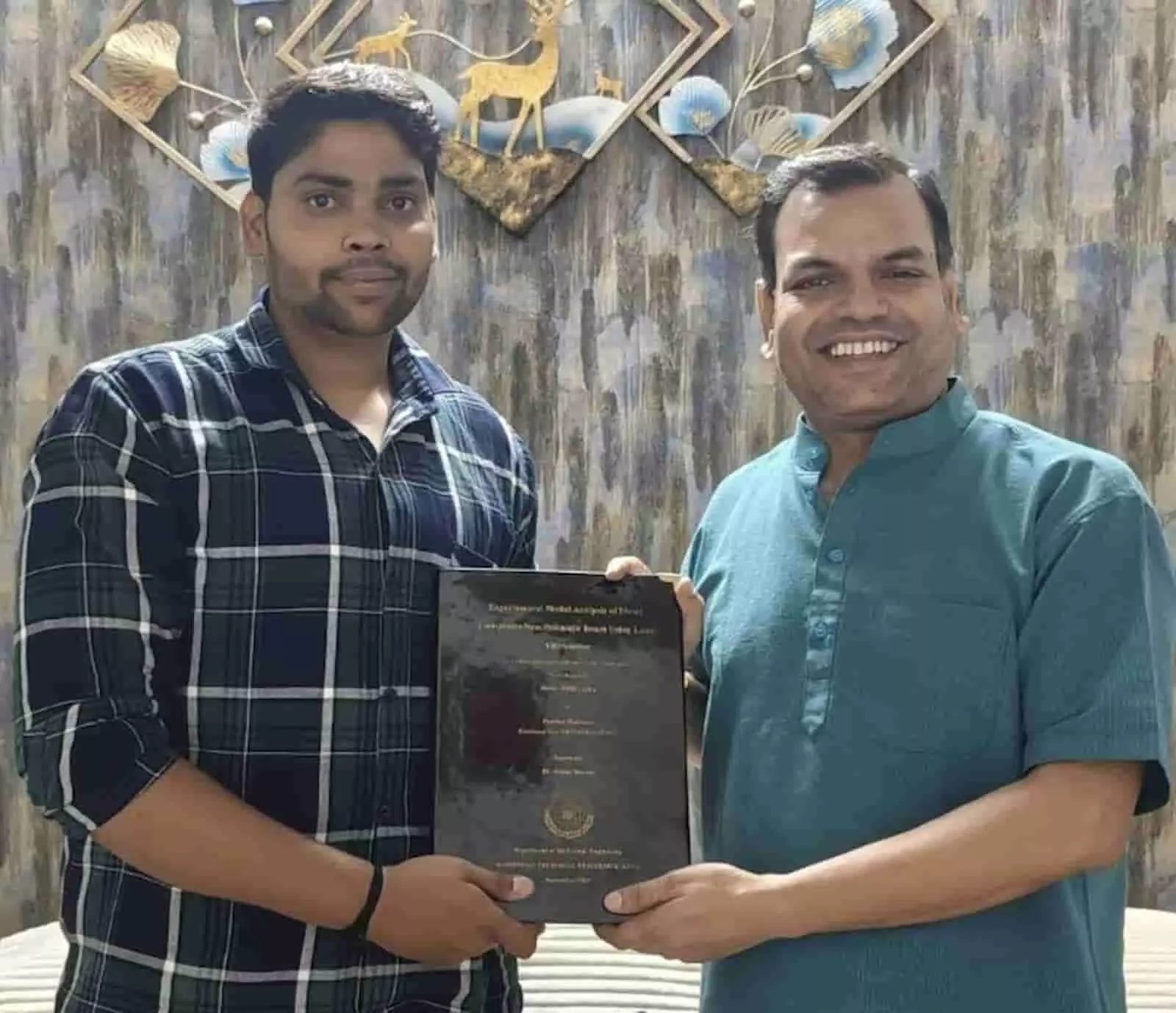 तस्वीर में डा. प्रभात महावर और डा. पंकज शर्मा पीएचडी शोध के साथ दिख रहे हैं। तस्वीर में डा. प्रभात महावर और डा. पंकज शर्मा पीएचडी शोध के साथ दिख रहे हैं।
