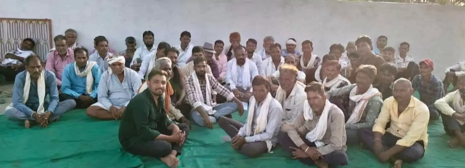 बारां के करवरी कलां में सिंचाई परियोजना से परेशान किसान अपनी मांगों को लेकर बैठक करते हुए। बारां के करवरी कलां में सिंचाई परियोजना से परेशान किसान अपनी मांगों को लेकर बैठक करते हुए।