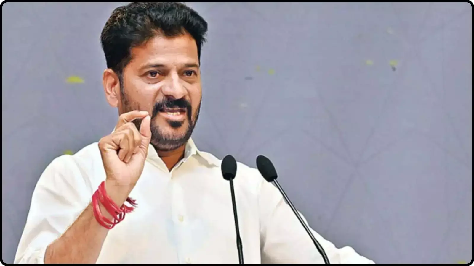 मंच पर लगे दो मायकों के सामने भाषण देते हुए तेलंगाना के मुख्यमंत्री रेवंत रेड्डी दिख रहे हैं।