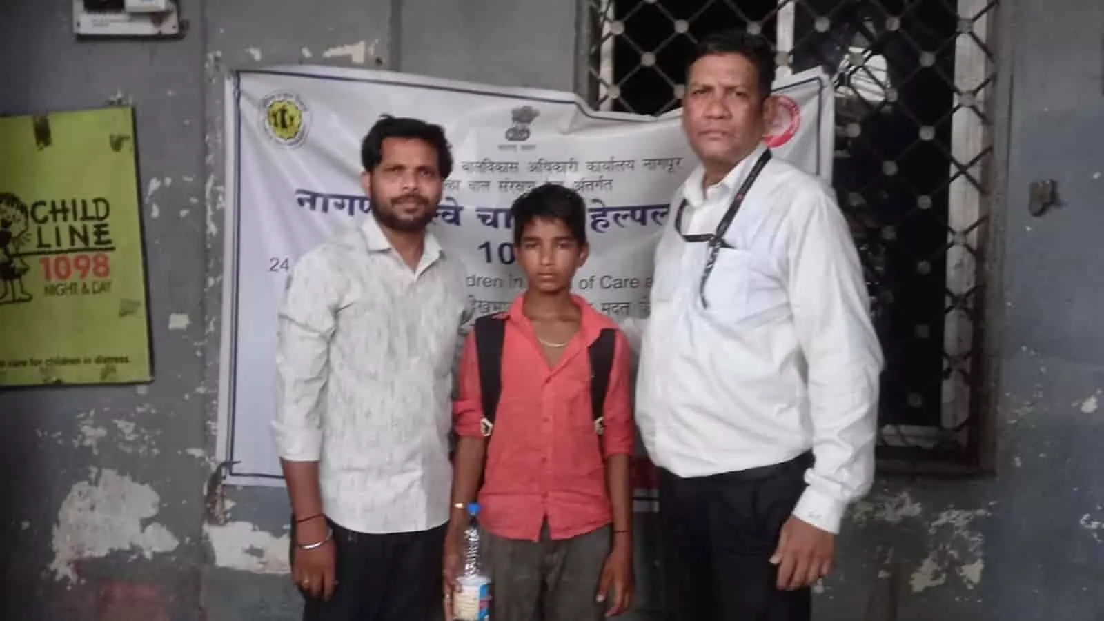 तस्वीर में नागपुर रेलवे स्टेशन पर किशोर को मदद देते हुए टीटीई कर्मचारी दिख रहे हैं।