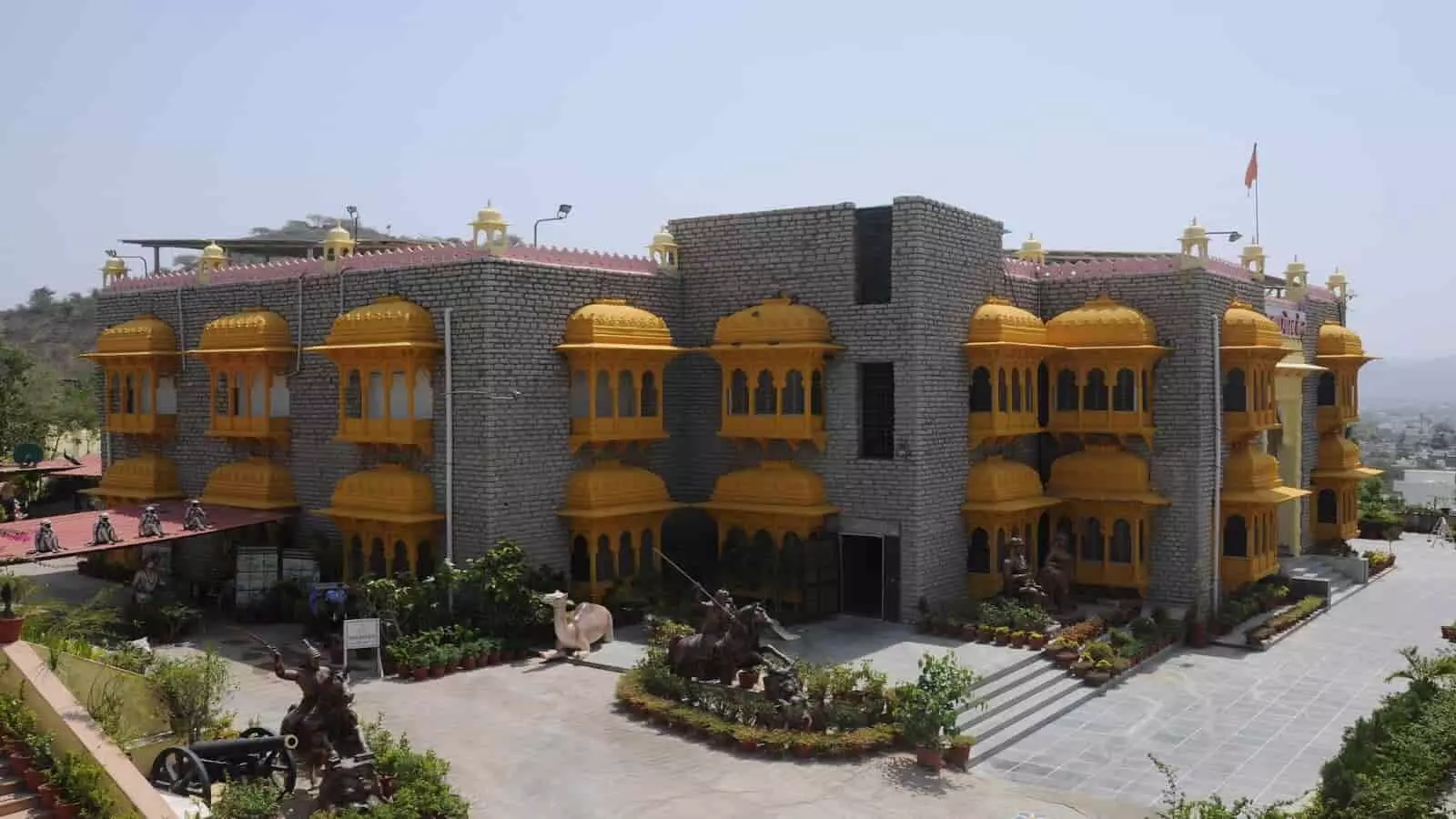 प्रताप गौरव केंद्र उदयपुर का परिसर जहाँ महाराणा प्रताप जयंती के उपलक्ष्य में तैयारियां की गई हैं। प्रताप गौरव केंद्र उदयपुर का परिसर जहाँ महाराणा प्रताप जयंती के उपलक्ष्य में तैयारियां की गई हैं।