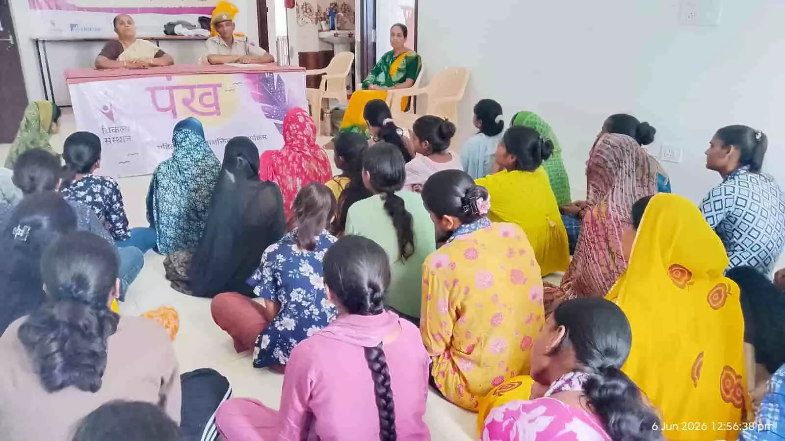 फतेहनगर में विकल्प संस्थान द्वारा महिलाओं के लिए आयोजित साइबर सुरक्षा जागरूकता कार्यक्रम का दृश्य। फतेहनगर में विकल्प संस्थान द्वारा महिलाओं के लिए आयोजित साइबर सुरक्षा जागरूकता कार्यक्रम का दृश्य।