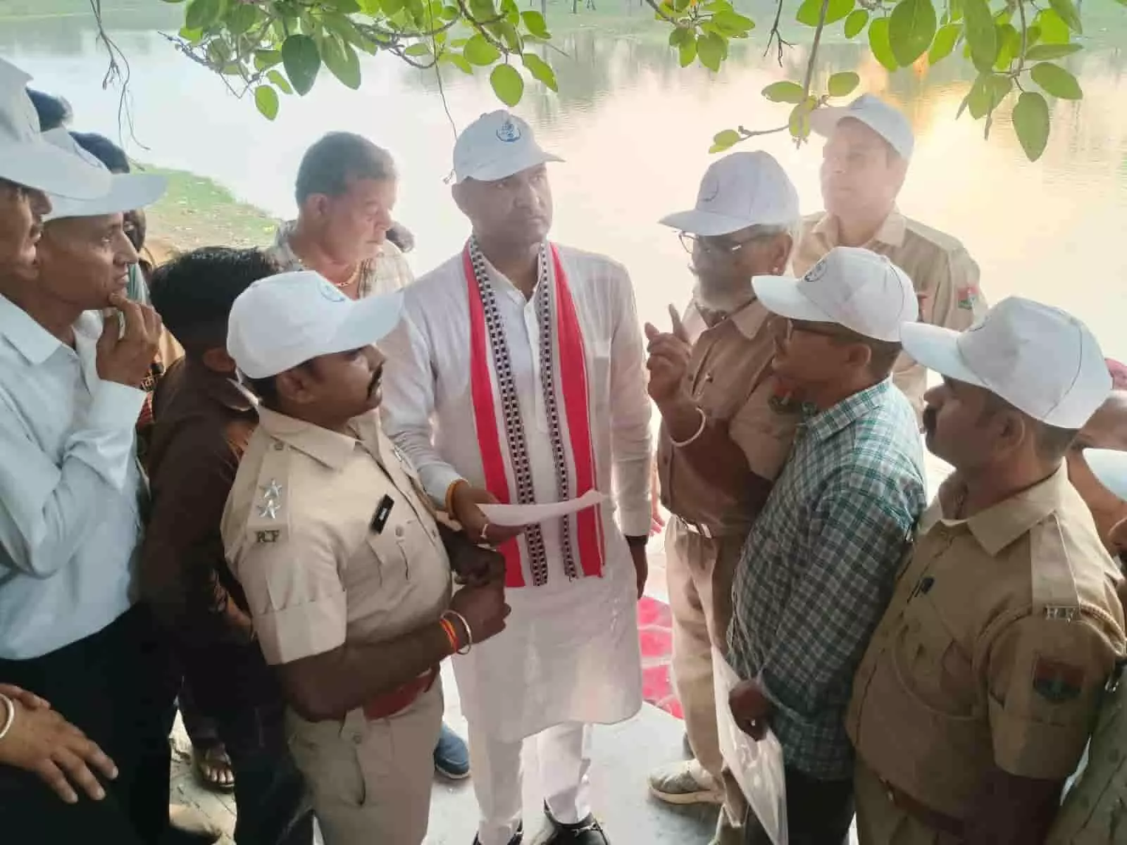 चित्तौड़ सांसद सीपी जोशी को ज्ञापन सौंपते राजस्थान अधीनस्थ वन कर्मचारी संघ के पदाधिकारी। चित्तौड़ सांसद सीपी जोशी को ज्ञापन सौंपते राजस्थान अधीनस्थ वन कर्मचारी संघ के पदाधिकारी।