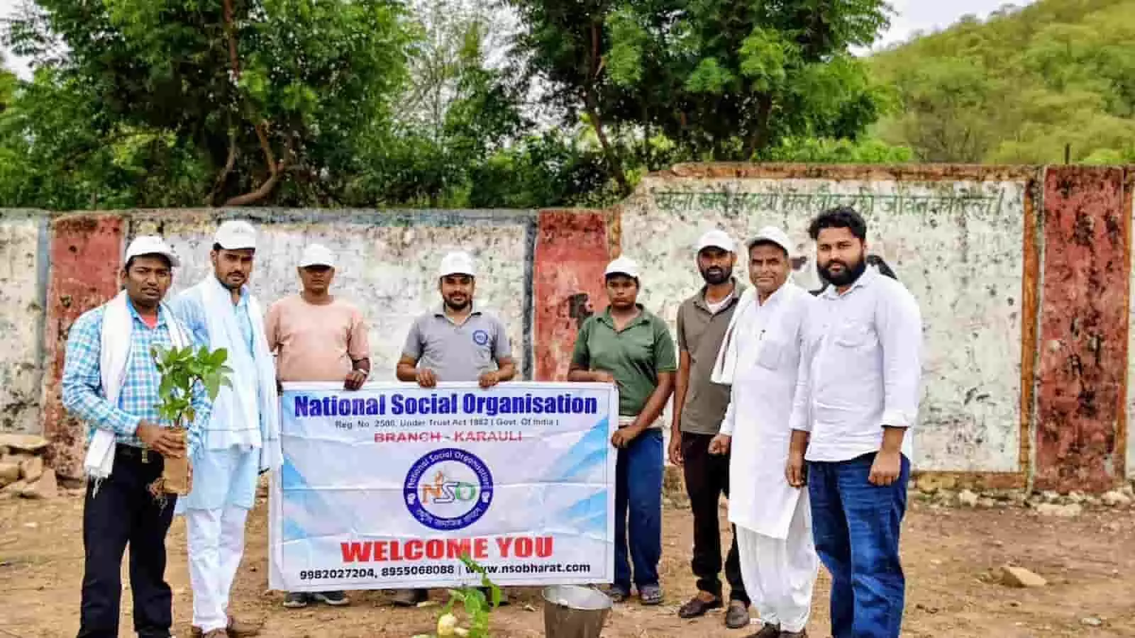 तस्वीर में एनएसओ, करौली के सदस्य सपोटरा में वृक्षारोपण कार्यक्रम के दौरान उपस्थित हैं।