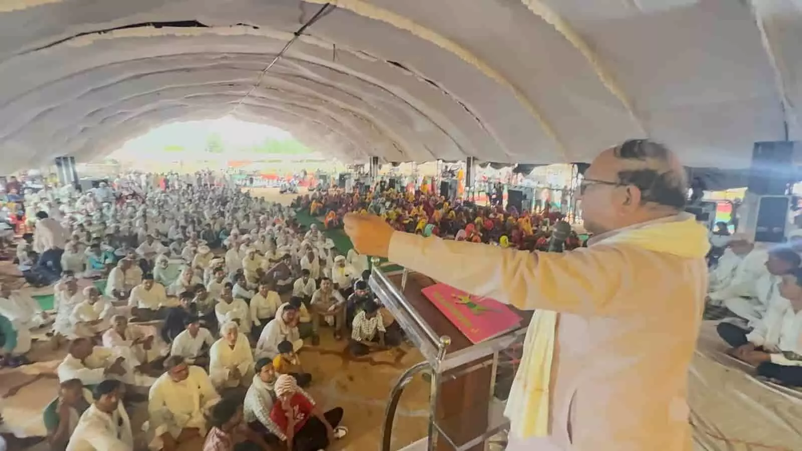 तस्वीर में गंगापुर की महापंचायत में अपनी बात रखते विधायक रामकेश मीना।