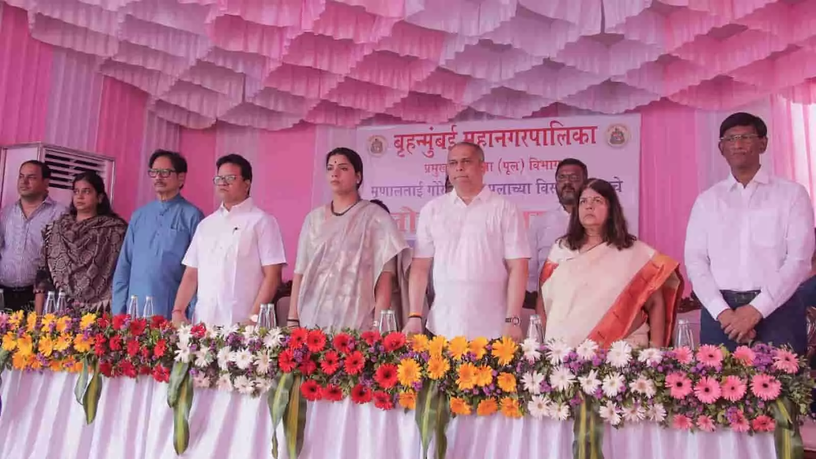तस्वीर में गोरेगांव फ्लाईओवर के उद्घाटन समारोह में उपस्थित महापौर और अन्य जनप्रतिनिधि। तस्वीर में गोरेगांव फ्लाईओवर के उद्घाटन समारोह में उपस्थित महापौर और अन्य जनप्रतिनिधि।