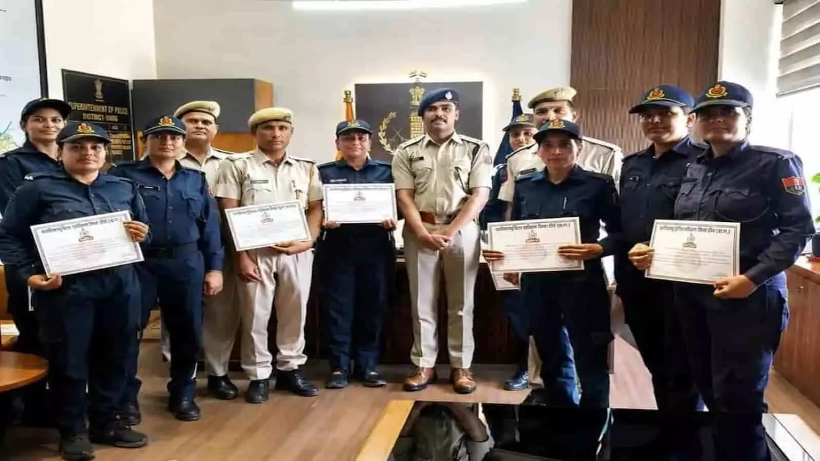 डीग में एसपी कांबले शरण गोपीनाथ पुलिस टीमों को सम्मानित करते हुए। डीग में एसपी कांबले शरण गोपीनाथ पुलिस टीमों को सम्मानित करते हुए।