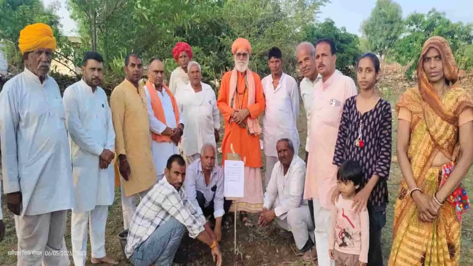 श्री गोपाल कृष्ण गौशाला अनोपपुरा में औषधीय पौधों का रोपण करते हुए उपस्थित जनसमूह। श्री गोपाल कृष्ण गौशाला अनोपपुरा में औषधीय पौधों का रोपण करते हुए उपस्थित जनसमूह।