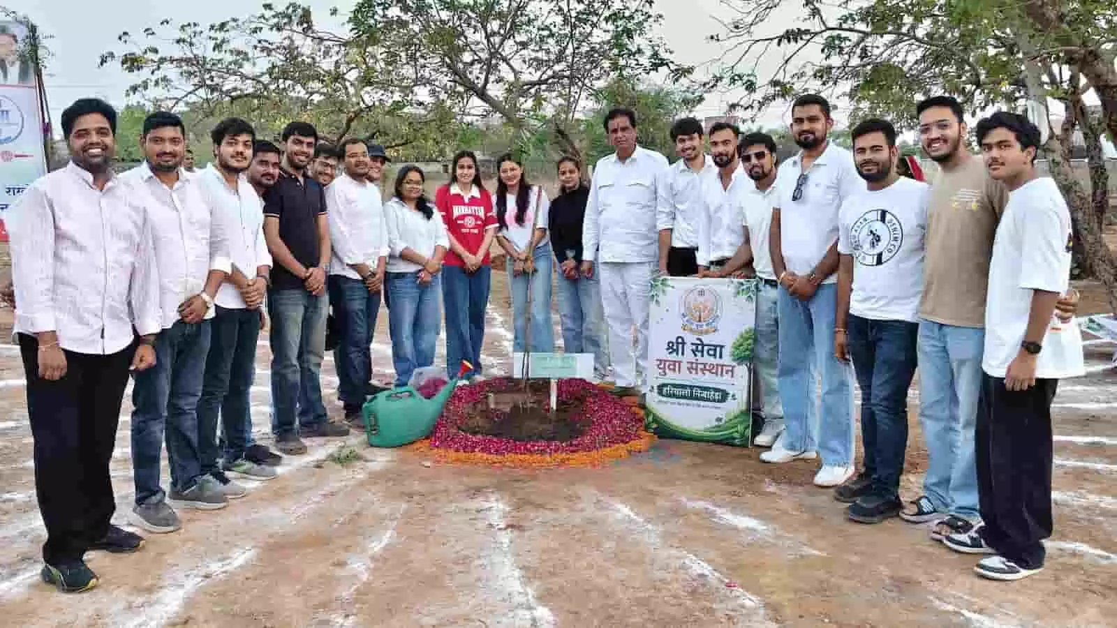 निंबाहेड़ा में एक पेड़ माँ के नाम अभियान के तहत विधायक श्रीचंद कृपलानी और युवाओं ने पौधारोपण किया। निंबाहेड़ा में एक पेड़ माँ के नाम अभियान के तहत विधायक श्रीचंद कृपलानी और युवाओं ने पौधारोपण किया।