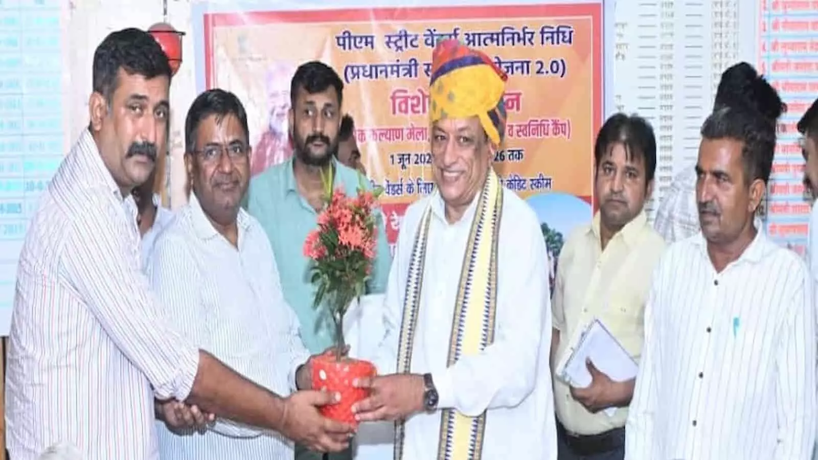 सुमेरपुर में कैबिनेट मंत्री जोराराम कुमावत बिजली और पानी की व्यवस्था की समीक्षा कर रहे हैं। सुमेरपुर में कैबिनेट मंत्री जोराराम कुमावत बिजली और पानी की व्यवस्था की समीक्षा कर रहे हैं।
