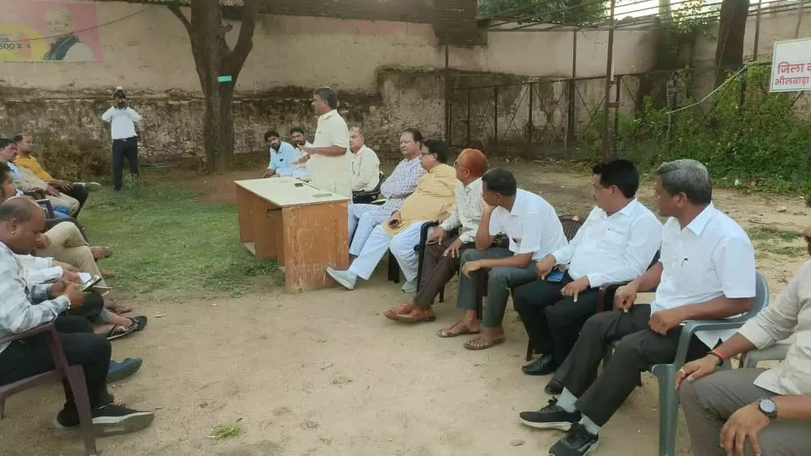 गांधी भवन भीलवाड़ा में नगर निगम चुनावों की तैयारियों पर चर्चा करते कांग्रेस कार्यकर्ता। गांधी भवन भीलवाड़ा में नगर निगम चुनावों की तैयारियों पर चर्चा करते कांग्रेस कार्यकर्ता।