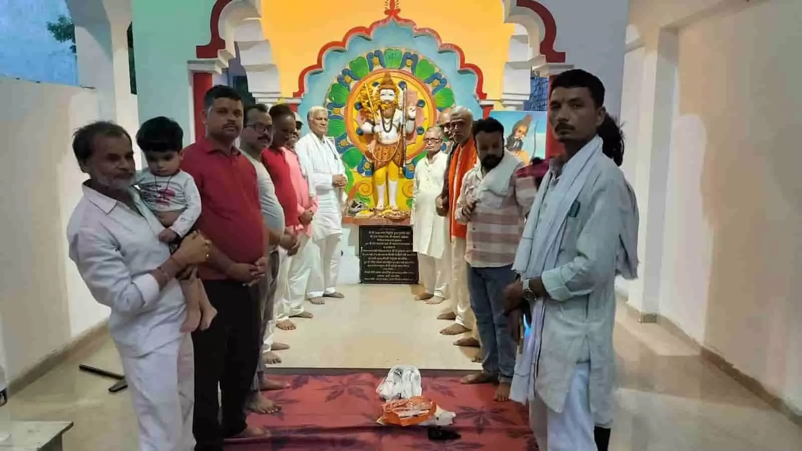 तस्वीर में गुरसरांय के परशुराम मंदिर में सुंदरकांड पाठ के बाद उपस्थित श्रद्धालु दिख रहे हैं। तस्वीर में गुरसरांय के परशुराम मंदिर में सुंदरकांड पाठ के बाद उपस्थित श्रद्धालु दिख रहे हैं।
