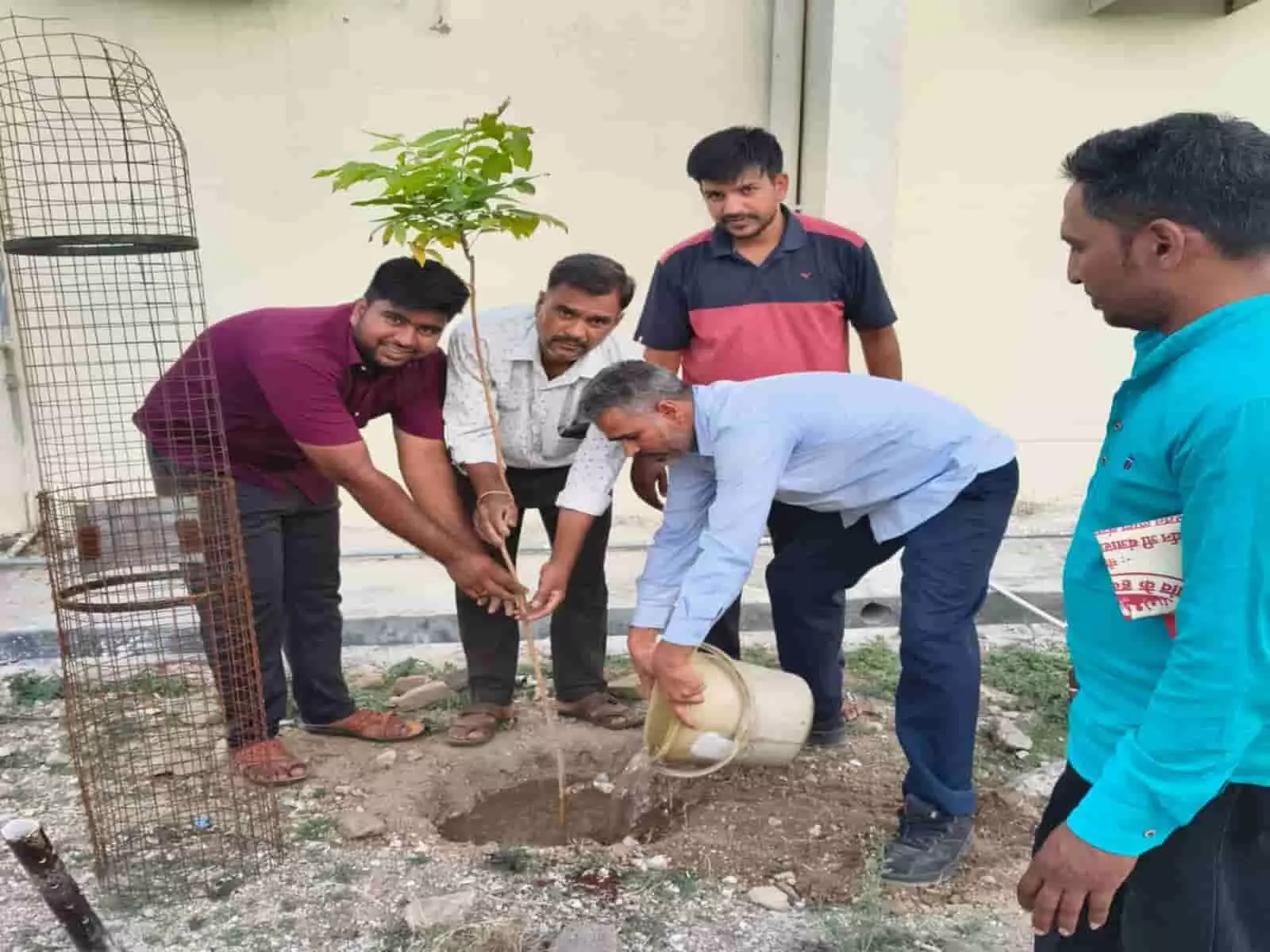 राजकीय चिकित्सालय परिसर में श्री महादेव भोई माली सेवा संस्थान द्वारा किया गया वृक्षारोपण। राजकीय चिकित्सालय परिसर में श्री महादेव भोई माली सेवा संस्थान द्वारा किया गया वृक्षारोपण।