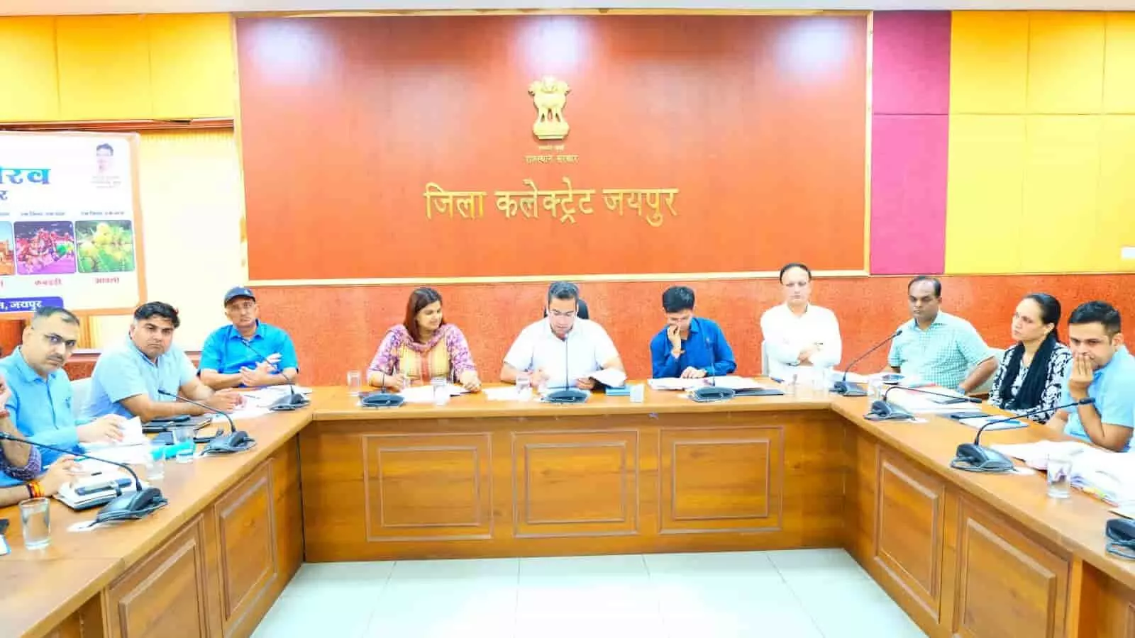 जिला कलक्टर संदेश नायक जयपुर कलेक्ट्रेट में पौधारोपण और जल संरक्षण कार्यों की समीक्षा कर रहे हैं। जिला कलक्टर संदेश नायक जयपुर कलेक्ट्रेट में पौधारोपण और जल संरक्षण कार्यों की समीक्षा कर रहे हैं।