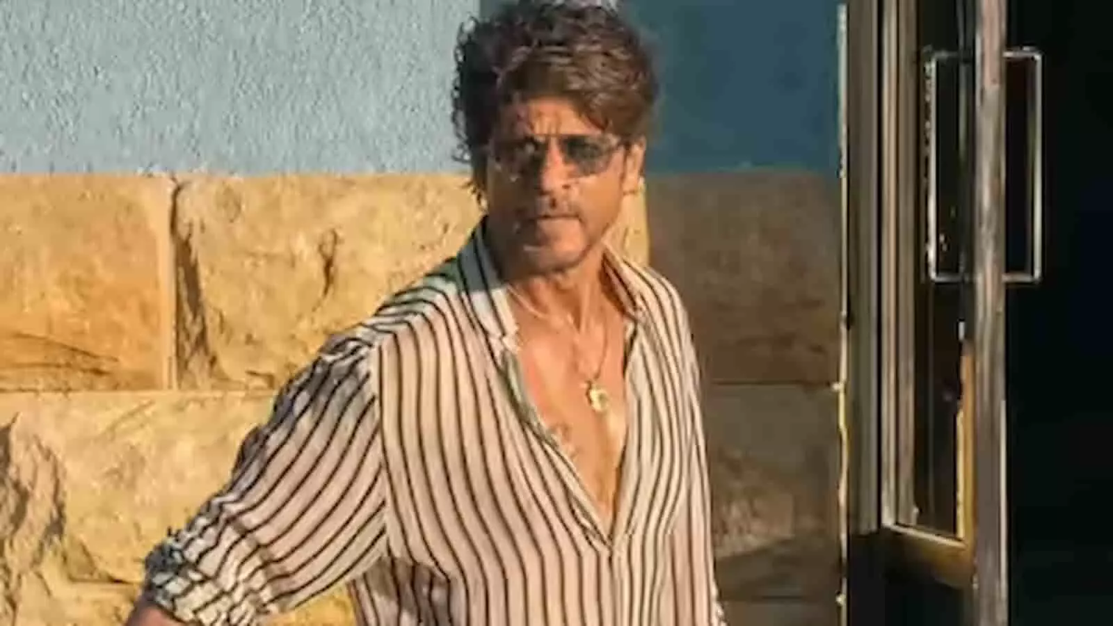 तस्वीर में अभिनेता शाहरुख खान दुबई में अपने रियल एस्टेट निवेश के संदर्भ में दिख रहे हैं। तस्वीर में अभिनेता शाहरुख खान दुबई में अपने रियल एस्टेट निवेश के संदर्भ में दिख रहे हैं।