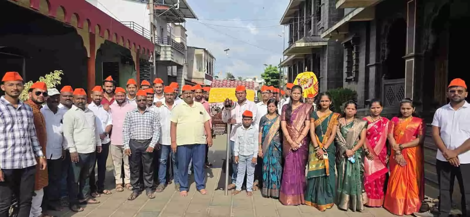 तस्वीर में मुरगूड में छत्रपति शिवाजी महाराज के राज्याभिषेक दिवस पर पालखी जुलूस दिख रहा है। तस्वीर में मुरगूड में छत्रपति शिवाजी महाराज के राज्याभिषेक दिवस पर पालखी जुलूस दिख रहा है।