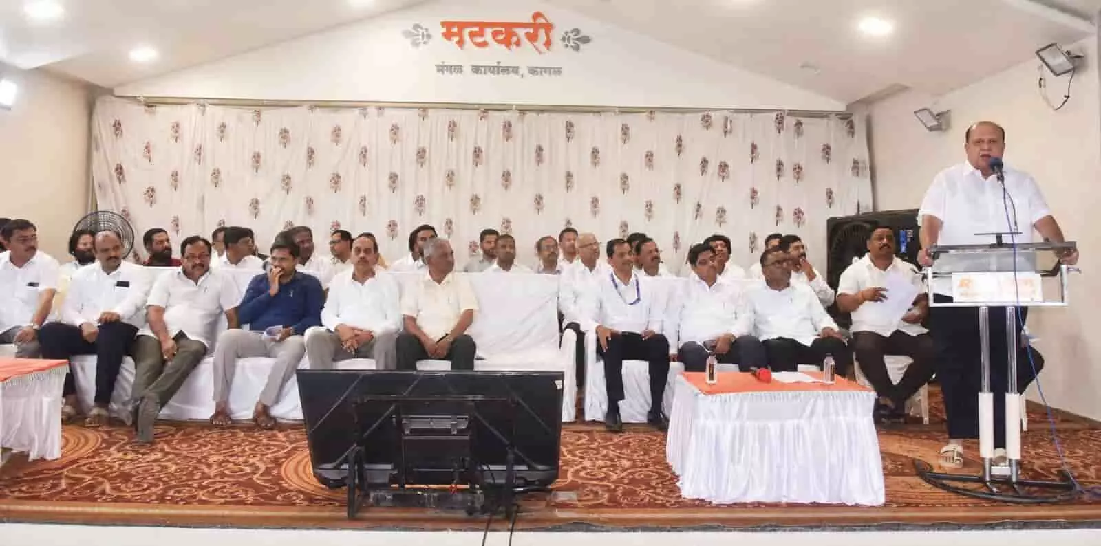 तस्वीर में मंत्री हसन मुश्रीफ कागल में पार्टी कार्यकर्ताओं को संबोधित करते हुए दिख रहे हैं। तस्वीर में मंत्री हसन मुश्रीफ कागल में पार्टी कार्यकर्ताओं को संबोधित करते हुए दिख रहे हैं।
