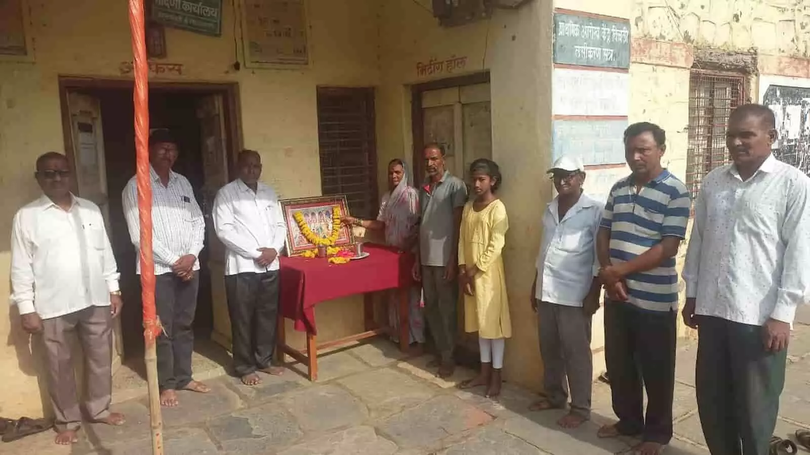 बस्तवडे ग्रामपंचायत में शिवराज्याभिषेक दिन पर छत्रपती शिवाजी महाराज की प्रतिमा पूजन करते ग्रामस्थ और पदाधिकारी। बस्तवडे ग्रामपंचायत में शिवराज्याभिषेक दिन पर छत्रपती शिवाजी महाराज की प्रतिमा पूजन करते ग्रामस्थ और पदाधिकारी।