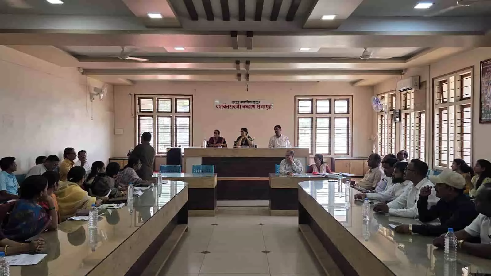 नगरपरिषद सभागार में कोल्हापुर के मुरगूड में चौक का नाम बदलने की बैठक चल रही है। नगरपरिषद सभागार में कोल्हापुर के मुरगूड में चौक का नाम बदलने की बैठक चल रही है।