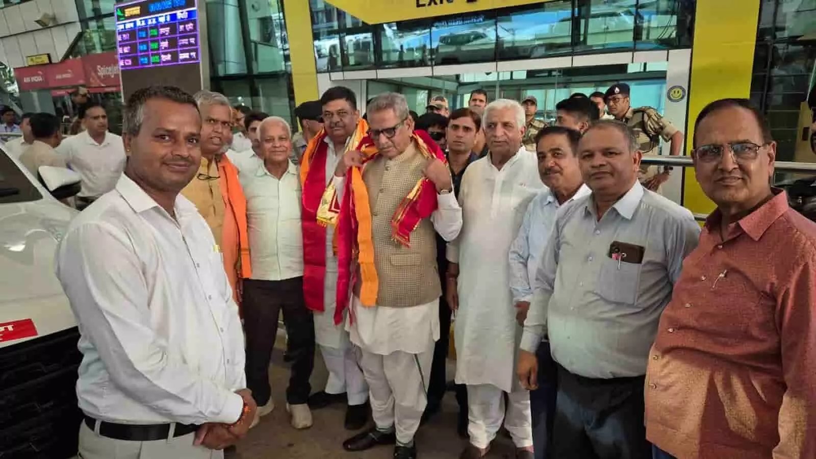 तस्वीर में महाराणा प्रताप विमानपत्तन पर सिक्किम के राज्यपाल ओमप्रकाश माथुर का स्वागत करते स्थानीय नेता। तस्वीर में महाराणा प्रताप विमानपत्तन पर सिक्किम के राज्यपाल ओमप्रकाश माथुर का स्वागत करते स्थानीय नेता।