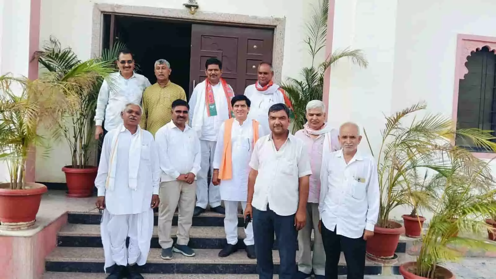 तस्वीर में उदयपुर भाजपा किसान मोर्चा के पदाधिकारी बैठक के बाद एक साथ खड़े हैं। तस्वीर में उदयपुर भाजपा किसान मोर्चा के पदाधिकारी बैठक के बाद एक साथ खड़े हैं।
