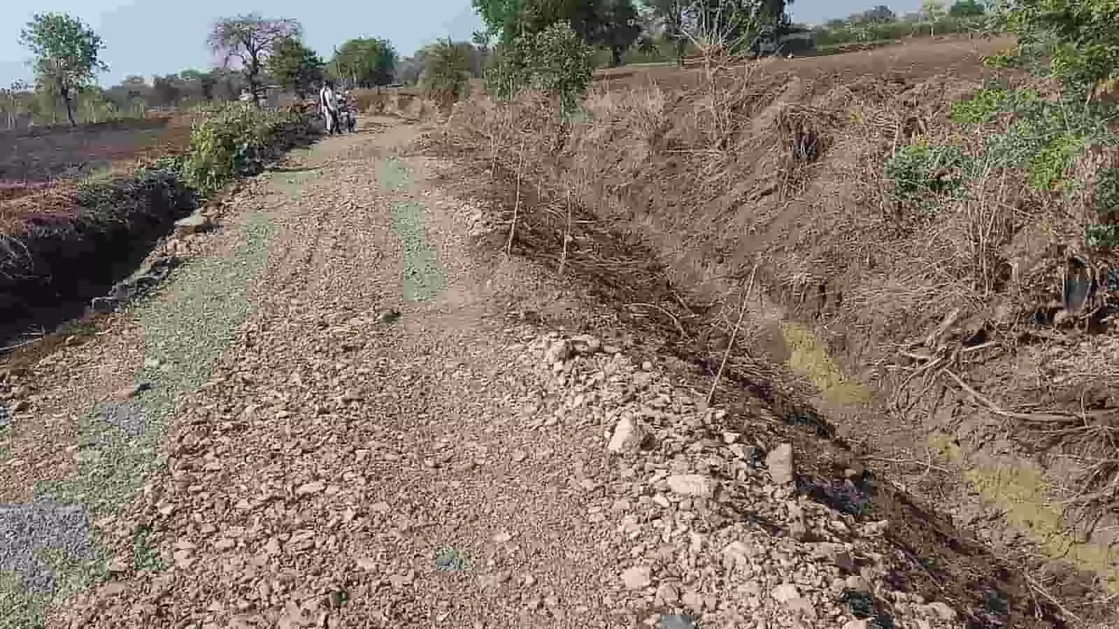 तस्वीर में अमरावती के मोर्शी में मनरेगा योजना के तहत निर्माणाधीन पानंद रस्ता दिख रहा है। तस्वीर में अमरावती के मोर्शी में मनरेगा योजना के तहत निर्माणाधीन पानंद रस्ता दिख रहा है।