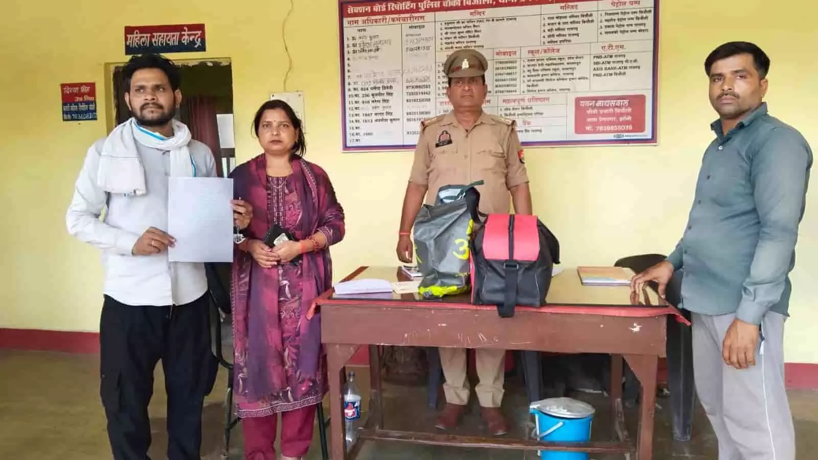 तस्वीर में बिजौली पुलिस महिला को उनका ऑटो में छूटा बैग लौटा रही है। तस्वीर में बिजौली पुलिस महिला को उनका ऑटो में छूटा बैग लौटा रही है।