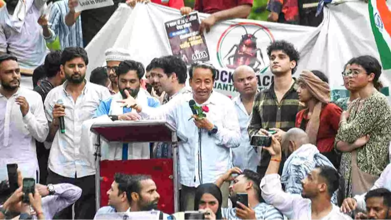 जंतर-मंतर पर छात्र प्रदर्शन के दौरान मंच से माइक पर बोलते हुए सोनम वांगचुक जंतर-मंतर पर छात्र प्रदर्शन के दौरान मंच से माइक पर बोलते हुए सोनम वांगचुक