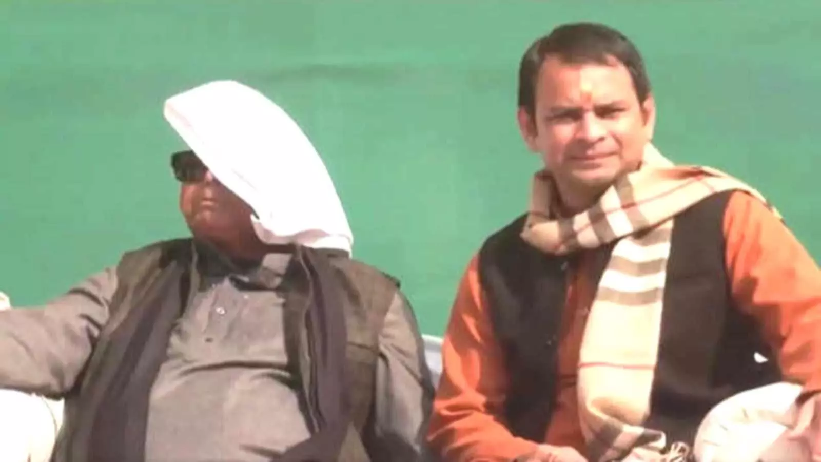 एक राजनीतिक कार्यक्रम के दौरान मंच पर साथ बैठे हुए लालू प्रसाद यादव और तेज प्रताप यादव।