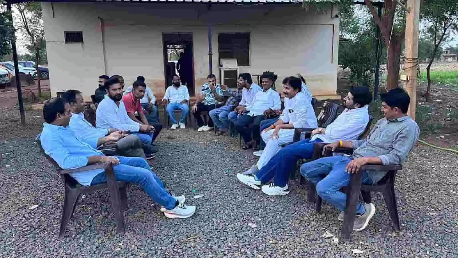 प्रतापगढ़ के छोटी सादड़ी में माइंस बंद होने के विरोध में बैठक करते खदान संचालक और स्थानीय लोग। प्रतापगढ़ के छोटी सादड़ी में माइंस बंद होने के विरोध में बैठक करते खदान संचालक और स्थानीय लोग।