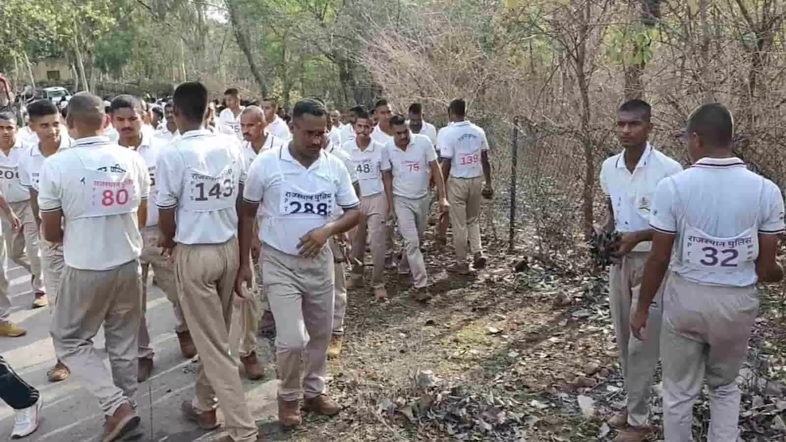 झालावाड़ के स्मृति वन में सफेद टी-शर्ट पहने पुलिस के जवान स्वच्छता अभियान के तहत श्रमदान करते हुए। झालावाड़ के स्मृति वन में सफेद टी-शर्ट पहने पुलिस के जवान स्वच्छता अभियान के तहत श्रमदान करते हुए।