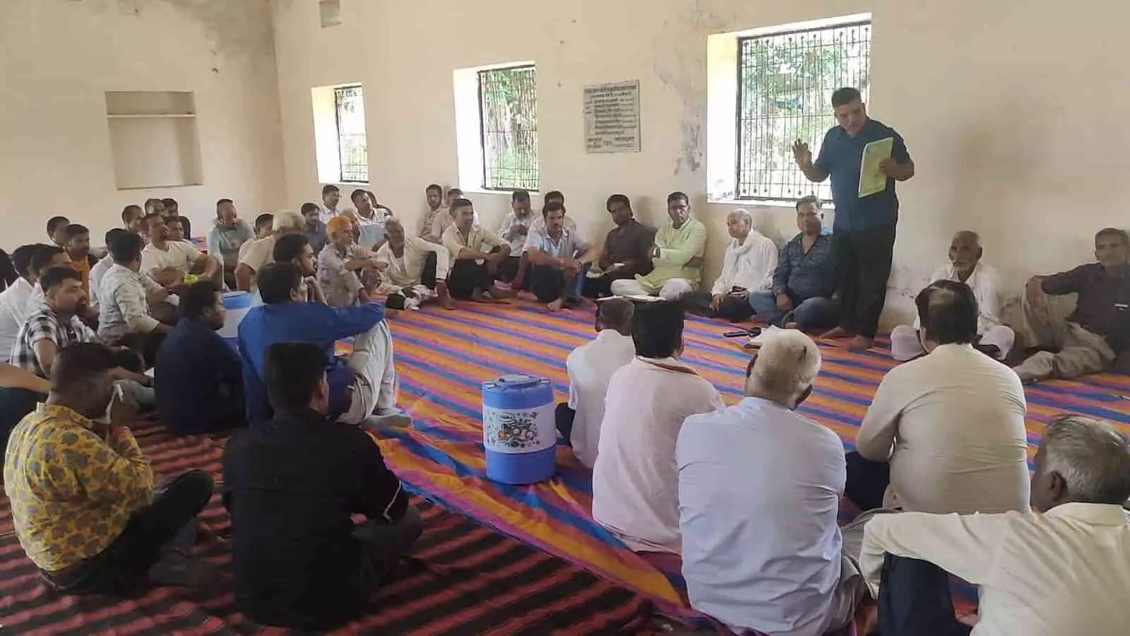 रेलमगरा के चामुंडा मंदिर में बैठक करते मेवाड़ यादव महापंचायत के पदाधिकारी और समाज के सदस्य। रेलमगरा के चामुंडा मंदिर में बैठक करते मेवाड़ यादव महापंचायत के पदाधिकारी और समाज के सदस्य।