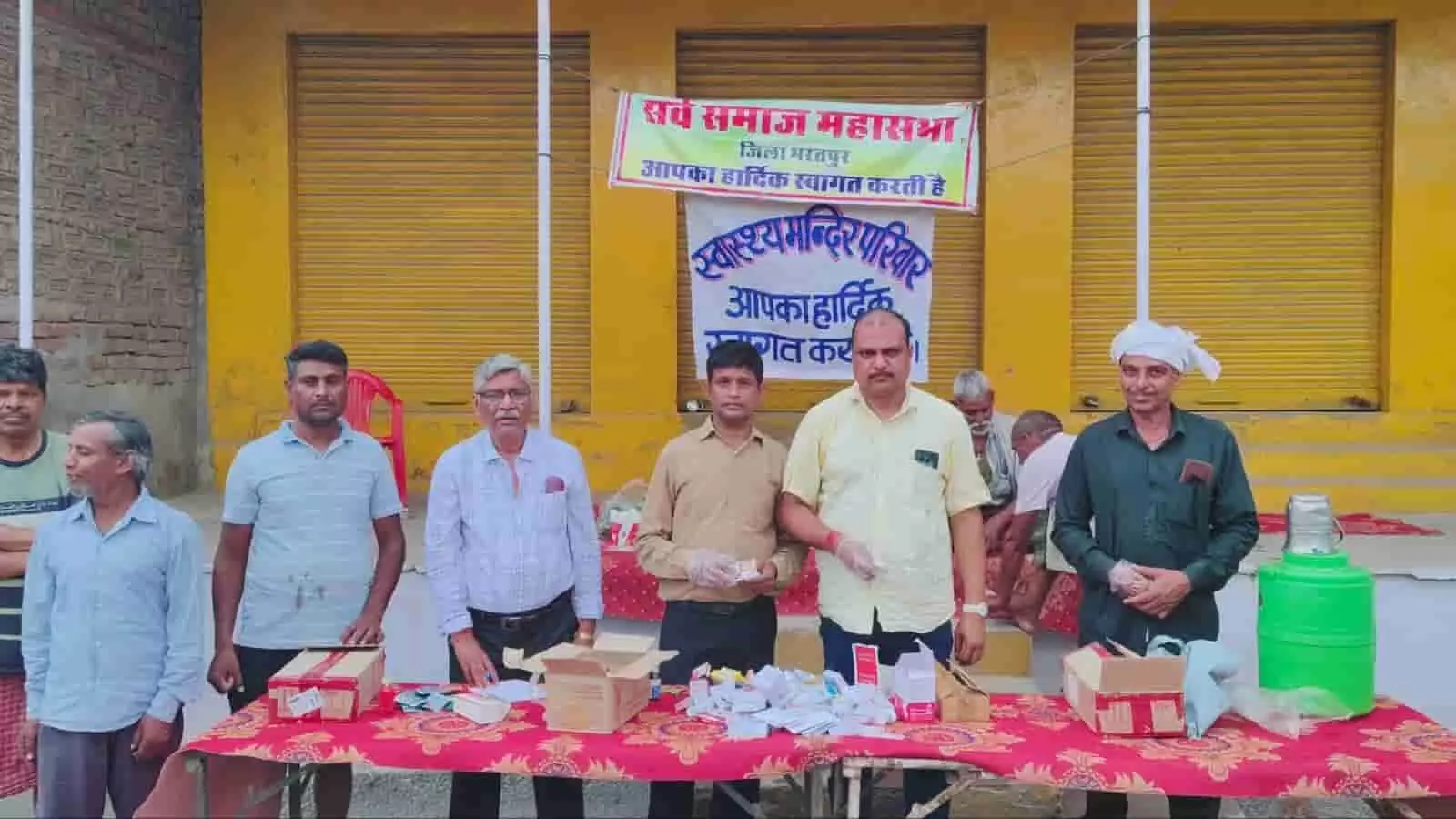 डीग में परिक्रमा यात्रियों के लिए चिकित्सा और सेवा शिविर में जुटे समाजसेवक। डीग में परिक्रमा यात्रियों के लिए चिकित्सा और सेवा शिविर में जुटे समाजसेवक।