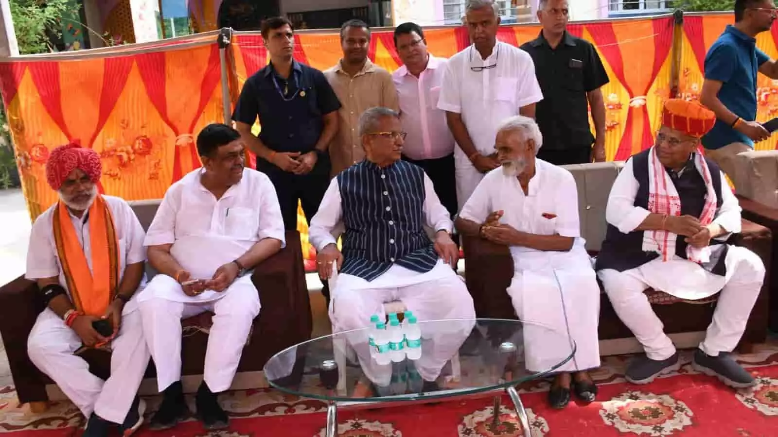 उदयपुर में पुराने सहयोगियों कैलाश मेघवाल और मदनलाल मूंदड़ा के साथ बैठे राज्यपाल ओमप्रकाश माथुर। उदयपुर में पुराने सहयोगियों कैलाश मेघवाल और मदनलाल मूंदड़ा के साथ बैठे राज्यपाल ओमप्रकाश माथुर।