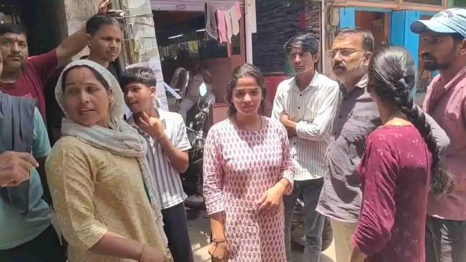 तस्वीर में दिख रही घटना के बाद स्थानीय निवासी बयाना में पुलिस कार्रवाई की मांग कर रहे हैं।