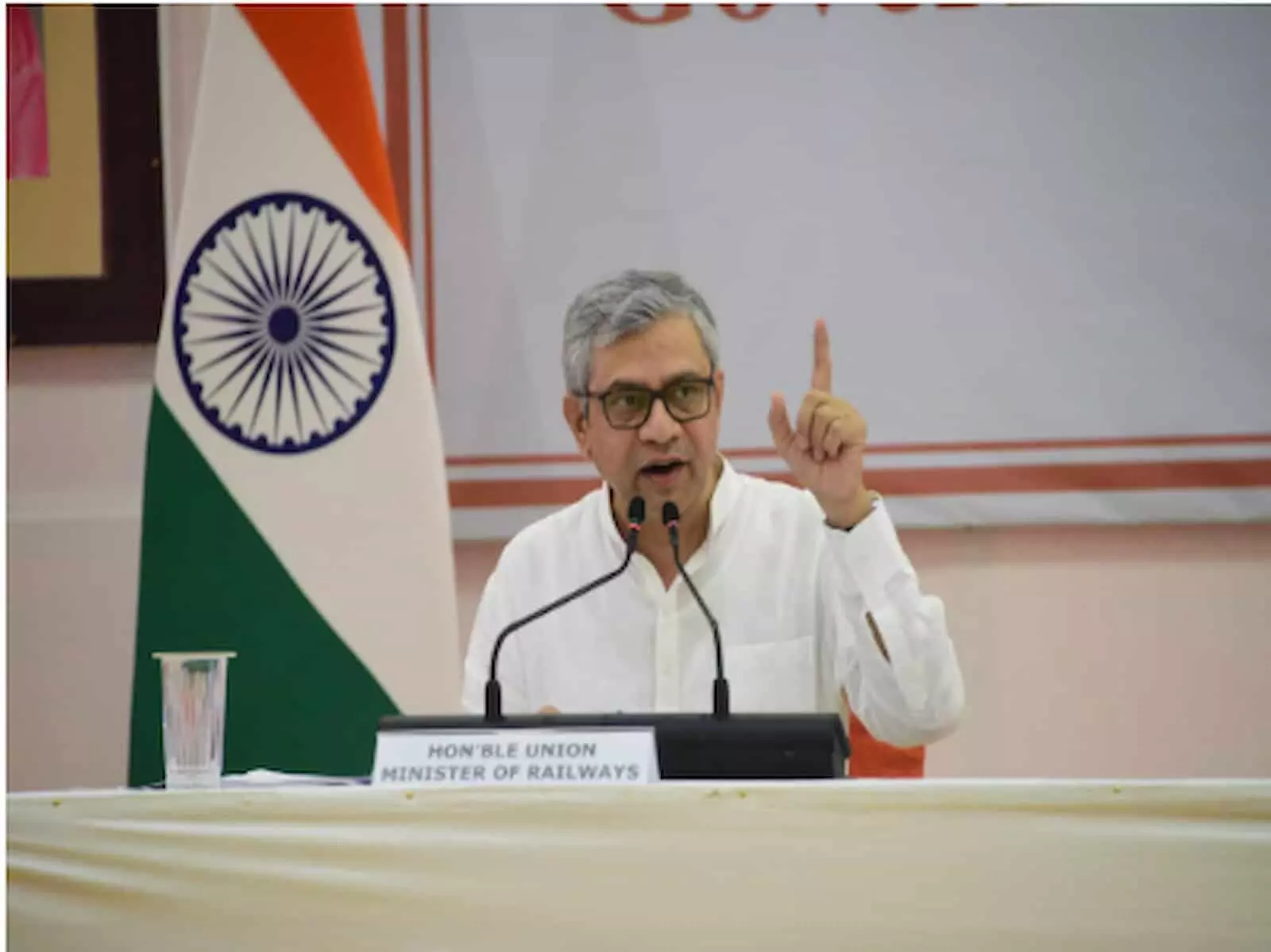 तस्वीर में केंद्रीय रेल मंत्री अश्विनी वैष्णव कोलकाता मेट्रो विस्तार की योजना पर चर्चा करते हुए।