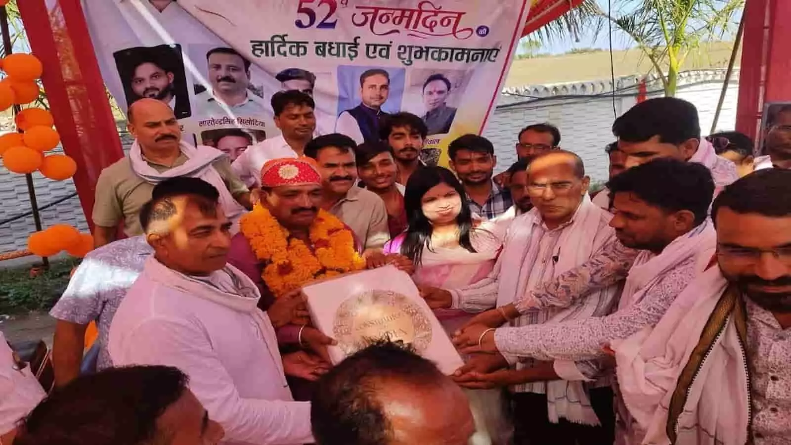 पूर्व विधायक पानाचन्द मेघवाल को कवाई में संविधान की प्रति भेंट करते जनप्रतिनिधि। पूर्व विधायक पानाचन्द मेघवाल को कवाई में संविधान की प्रति भेंट करते जनप्रतिनिधि।