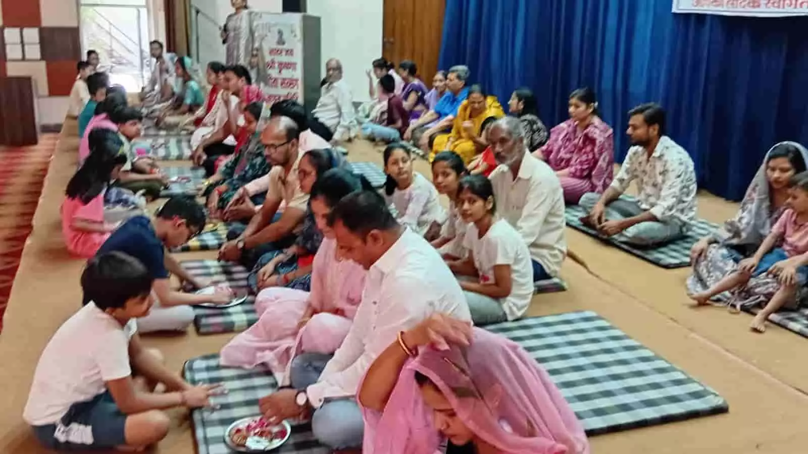 कोटा के संस्कार शिविर में जमीन पर बैठकर माता-पिता का पूजन करते बच्चे और उपस्थित परिजन कोटा के संस्कार शिविर में जमीन पर बैठकर माता-पिता का पूजन करते बच्चे और उपस्थित परिजन